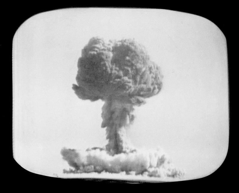  1964年10月16日，中国自行制造的第一颗原子弹在新疆罗布泊爆炸成功